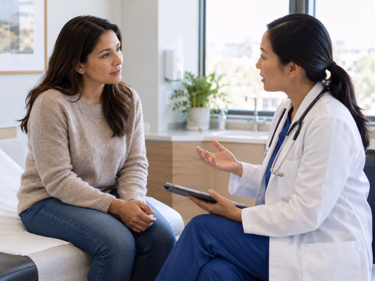 Une femme pose ses questions à une professionnelle de santé.